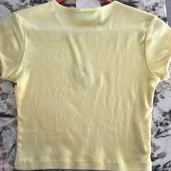 Baby tee/crop top, size M, spring shirt from Zumiez with tags still on the shirt - Picture 3 of 3